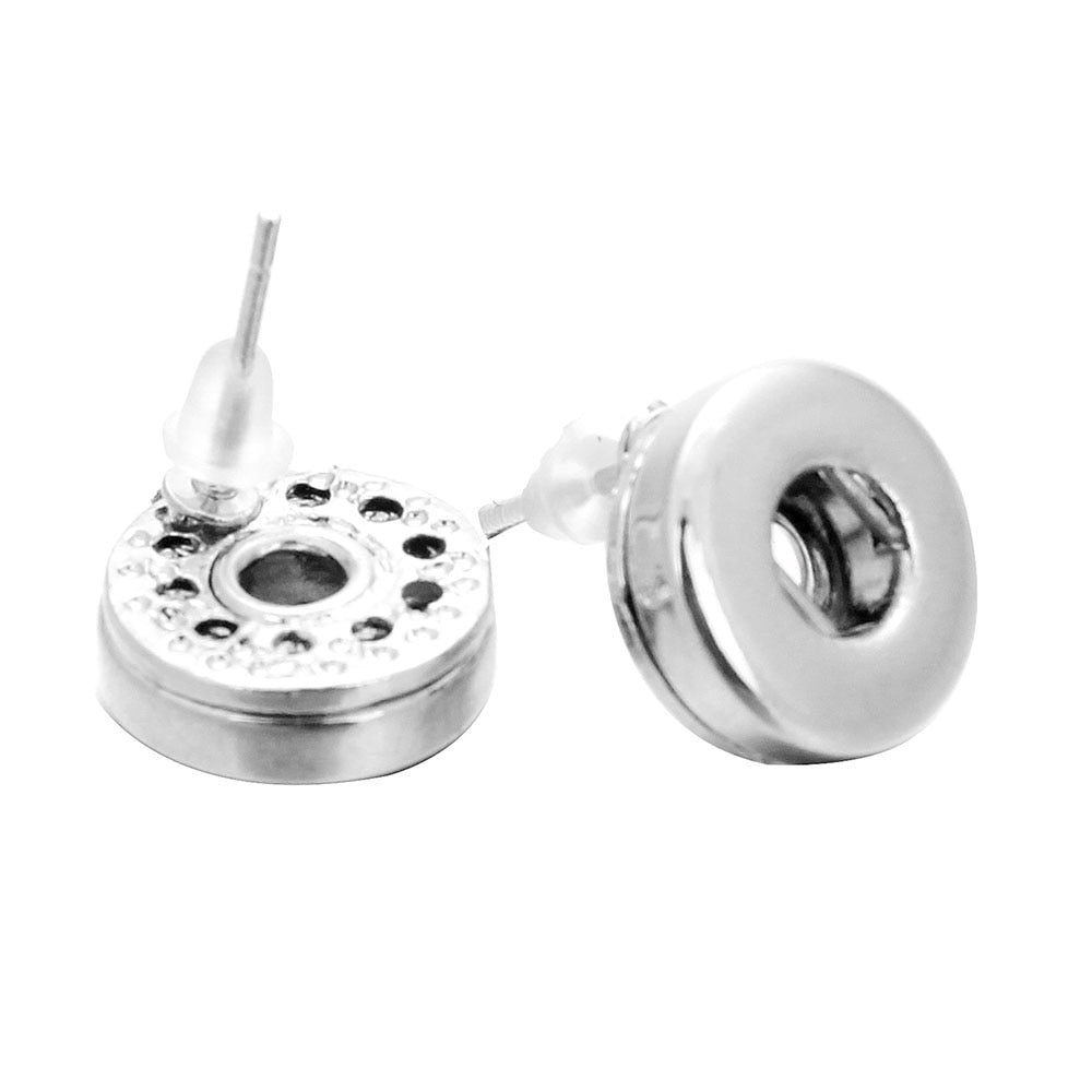 This Snap Jewelry Snap Button Earring Charm features a hollow water drop design crafted from high quality material. It makes a great accessory for any outfit and is easy to pair with other jewelry pieces.